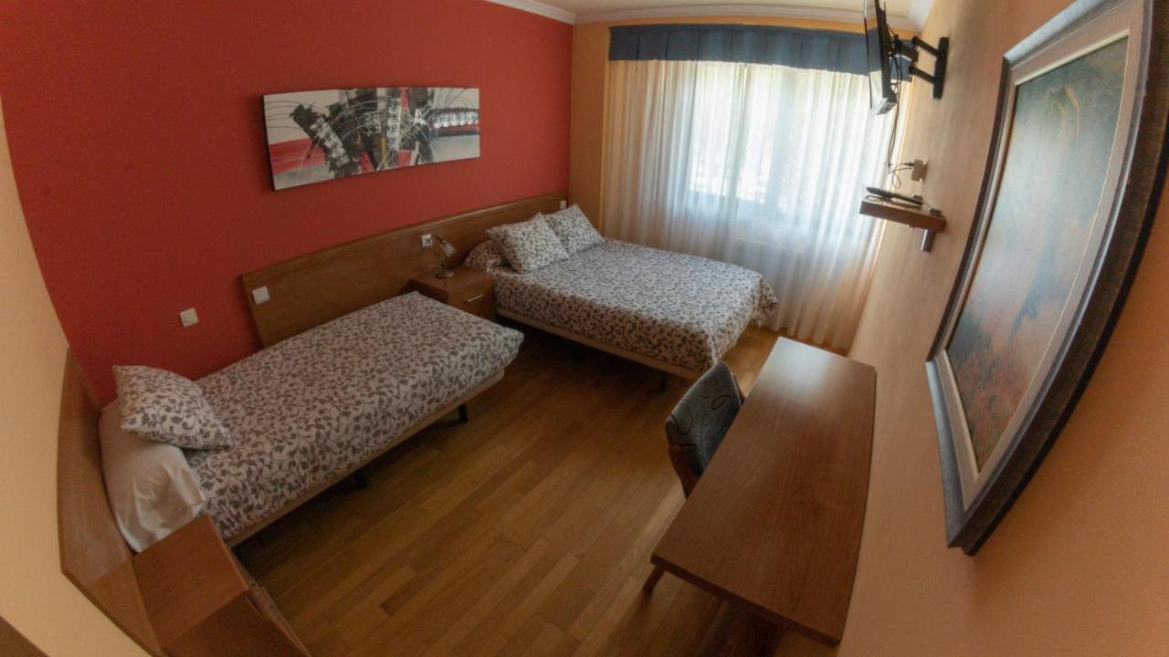 Burgo Hostal Santiago 2 מראה חיצוני תמונה