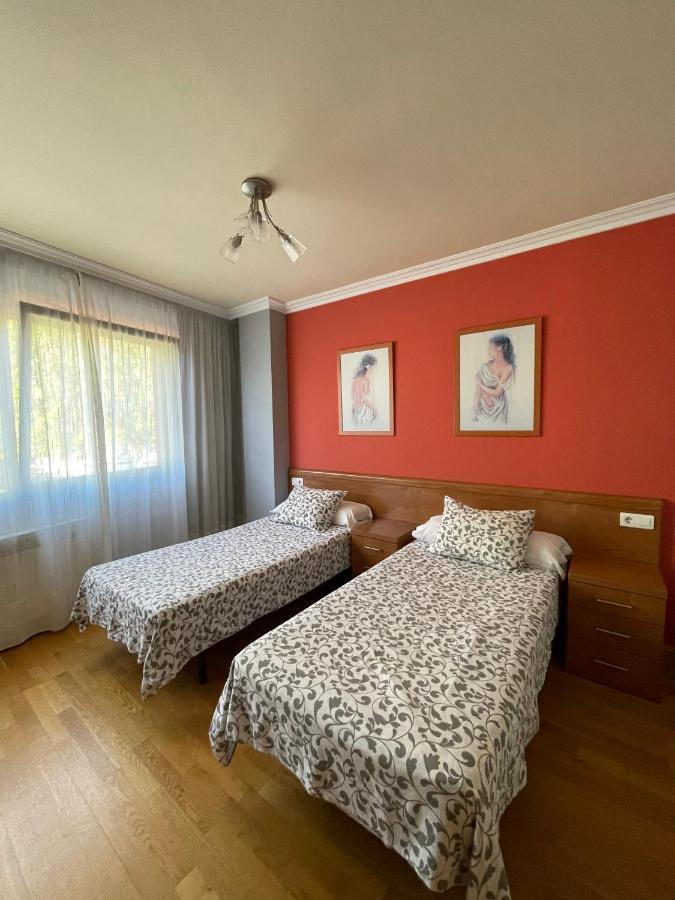 Burgo Hostal Santiago 2 מראה חיצוני תמונה