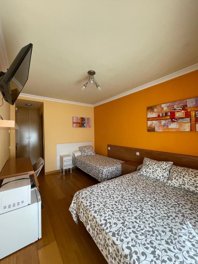 Burgo Hostal Santiago 2 מראה חיצוני תמונה