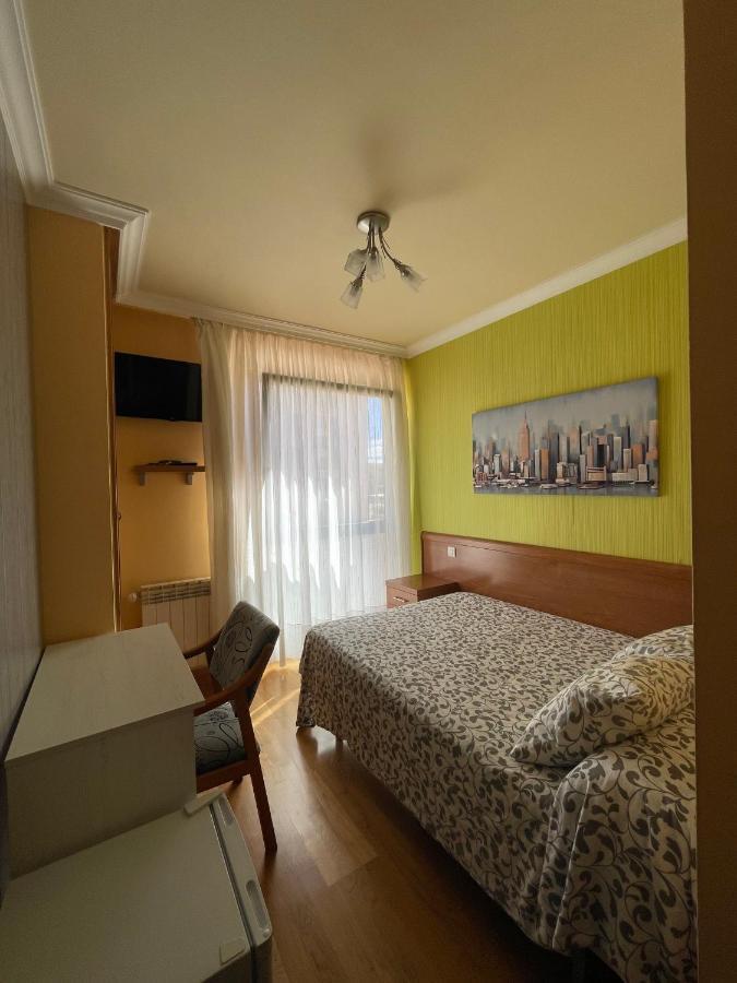 Burgo Hostal Santiago 2 מראה חיצוני תמונה