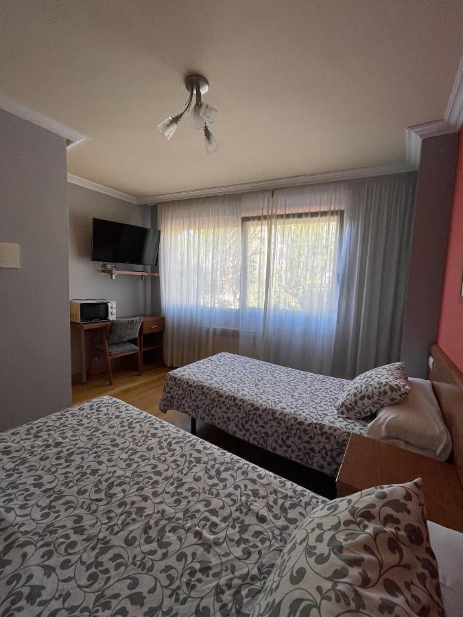 Burgo Hostal Santiago 2 מראה חיצוני תמונה
