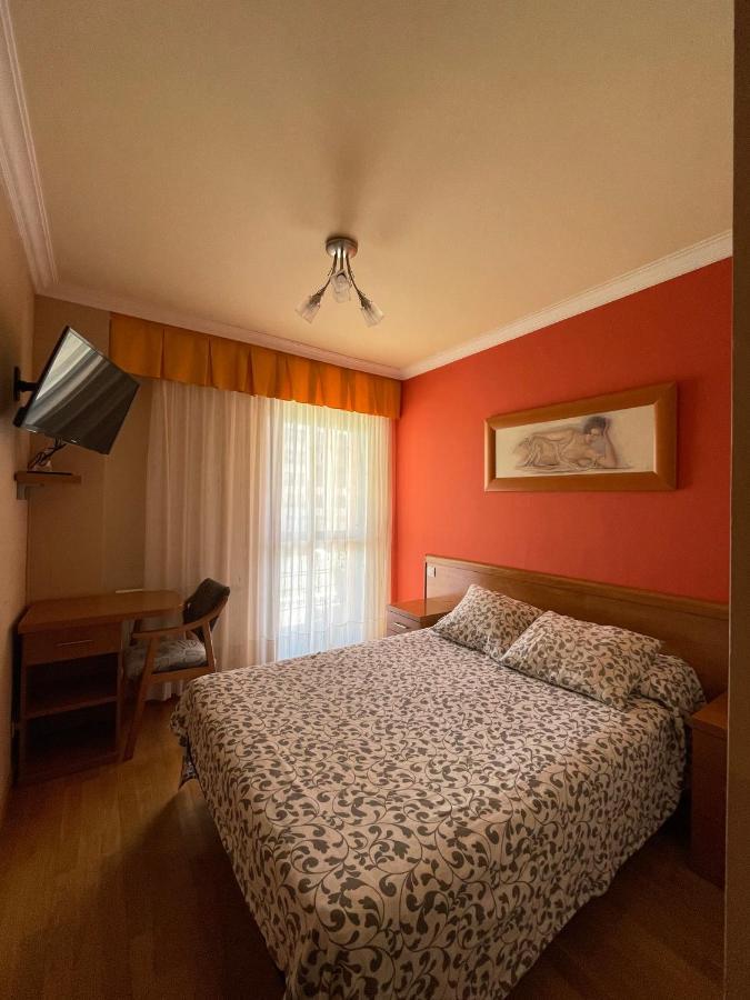 Burgo Hostal Santiago 2 מראה חיצוני תמונה