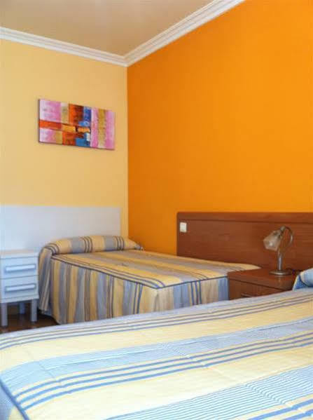 Burgo Hostal Santiago 2 מראה חיצוני תמונה