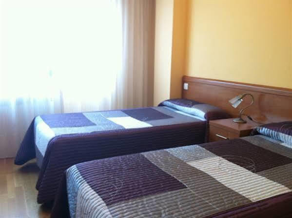 Burgo Hostal Santiago 2 מראה חיצוני תמונה